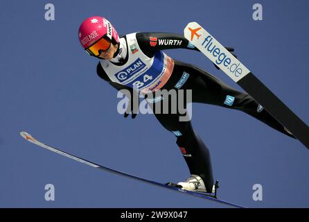 Garmisch Partenkirchen, Germania. 30 dicembre 2023. Sci nordico/salto con gli sci: Coppa del mondo, grande collina, donne, primo salto da competizione, Luisa Görlich dalla Germania in azione. Credito: Karl-Josef Hildenbrand/dpa/Alamy Live News Foto Stock