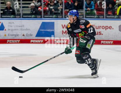 Augusta, Deutschland. 30 dicembre 2023. Mirko Sacher (Augsburger Panther, n. 12). Augsburger Panther gegen Schwenninger Wild Wings, Eishockey, DEL, 33. Spieltag, Saison 2023/2024, 30.12.2023. Foto: Eibner-Pressefoto/Heike Feiner Credit: dpa/Alamy Live News Foto Stock