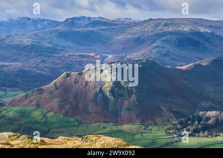 Helm Crag, Easedale Tarn e Bowfell viste da Great Rigg, Grasmere, Lake District, Cumbria Foto Stock