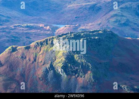 Helm Crag e Easedale Tarn visti da Great Rigg, Grasmere, Lake District, Cumbria Foto Stock