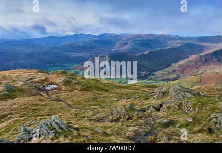 Helm Crag, Crinkle Crags, Bowfell e High Raise avvistati dalle vicinanze di Great Rigg, Grasmere, Lake District, Cumbria»» Foto Stock