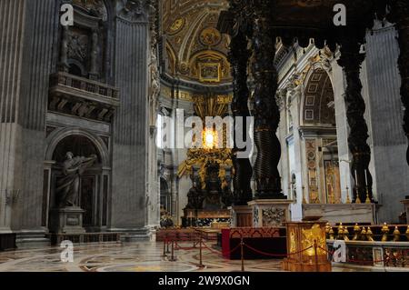 Vista interna del St La Cattedrale di Pietro a Roma Foto Stock