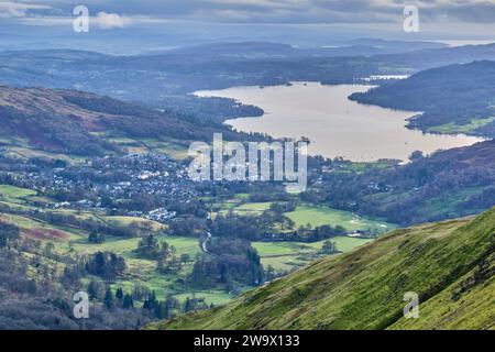 Ambleside e Windermere viste da Heron Pike, Lake District, Cumbria Foto Stock