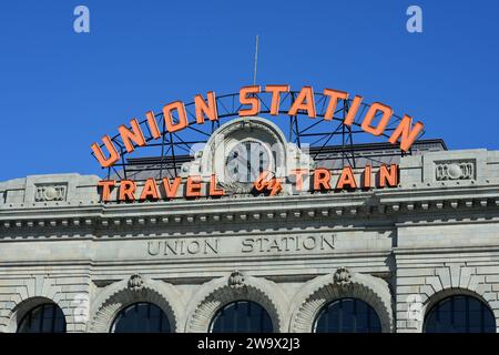 Viaggio in treno slogan sul tetto di Union Station, Denver, Colorado in un giorno di giugno. Foto Stock