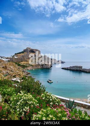 St Paul's Bay Beach e Acropoli di Lindos, Isola di Rodi, Dodecaneso, Grecia Foto Stock
