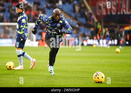 Yoane Wissa di Brentford si riscalda durante la partita di Premier League tra Crystal Palace e Brentford al Selhurst Park di Londra sabato 30 dicembre 2023. (Foto: Tom West | mi News) crediti: MI News & Sport /Alamy Live News Foto Stock