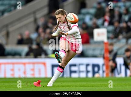 Twickenham, Regno Unito. 30 dicembre 2023. Premiership Women's Rugby. Harlequins Women V Gloucester/Hartpury Women. Stadio Twickenham. Twickenham. Emma Sing (Gloucester) prende il calcio durante l'Harlequins Women V Gloucester/Hartpury Premiership Women's rugby, round 6, match. Credito: Sport in Pictures/Alamy Live News Foto Stock