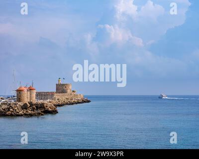 Mulini a vento e Fortezza di San Nicola, Rodi, Isola di Rodi, Dodecaneso, Grecia Foto Stock