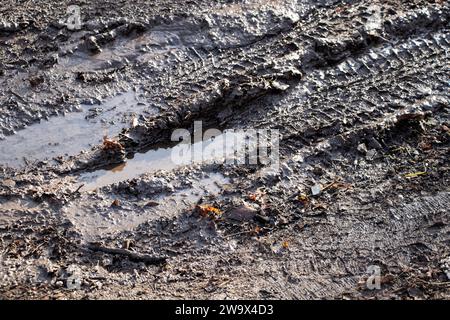 Terreno umido su una strada in Ucraina durante il giorno al sole come sfondo, terreno Foto Stock