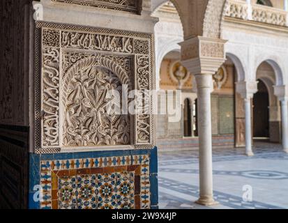 Archi e colonne decorano incredibili dettagli di decorazione in stucco yeseria, con motivi sebka, arabeschi e sculture muqarnas - arte dell'ar moresco Foto Stock