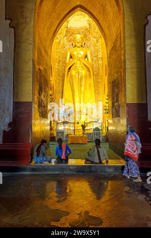 Adoratori buddisti al Tempio di Ananda, situato a Bagan, Myanmar, Birmania Foto Stock