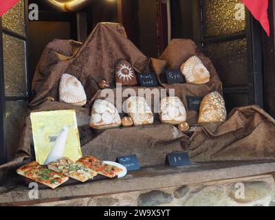 Assortimento di pane in un mercato locale Foto Stock
