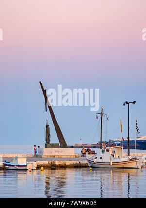 Statua di Pitagora al tramonto, porto di Pitagorio, isola di Samo, Egeo settentrionale, Grecia Foto Stock