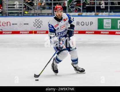 Augusta, Deutschland. 30 dicembre 2023. Thomas Larkin (Schwenninger Wild Wings, n. 37). Augsburger Panther gegen Schwenninger Wild Wings, Eishockey, DEL, 33. Spieltag, Saison 2023/2024, 30.12.2023. Foto: Eibner-Pressefoto/Heike Feiner Credit: dpa/Alamy Live News Foto Stock