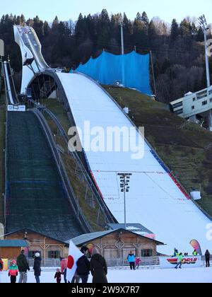 Garmisch Partenkirchen, Deutschland. 30 dicembre 2023. Garmisch-Partenkirchen, Deutschland 30. Dezember 2023: Two Nights Tour, FIS Skisprung Weltcup Damen, Skispringen, Garmisch-Partenkirchen, Olympiaschanze Blick auf die grosse Olympiaschanze a Garmisch-Partenkirchen, Aufsprunghang, Schanze, Olympia Skistadion Credit: dpa/Alamy Live News Foto Stock