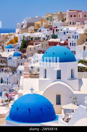 Iconiche chiese a cupola blu di San Spyridon e Resurrection of the Lord, Oia Village, Santorini o Thira Island, Cicladi, Grecia Foto Stock