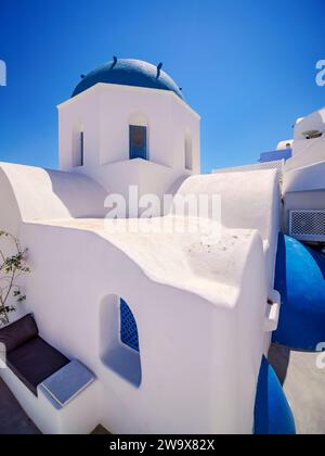 Iconiche chiese a cupola blu della Resurrezione del Signore, villaggio di Oia, Santorini o isola di Thira, Cicladi, Grecia Foto Stock
