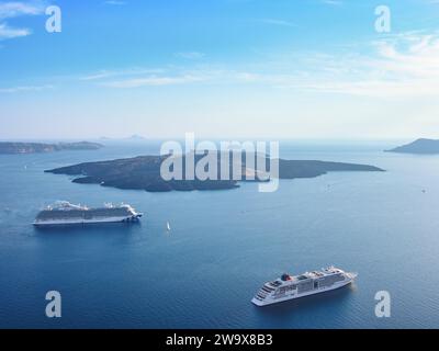 Navi da crociera presso la caldera viste da Fira, Santorini o Thira Island, Cicladi, Grecia Foto Stock