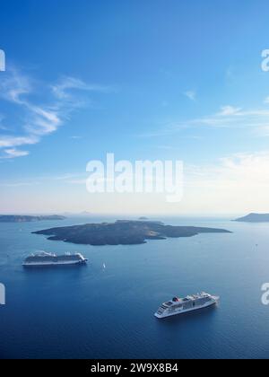 Navi da crociera presso la caldera viste da Fira, Santorini o Thira Island, Cicladi, Grecia Foto Stock