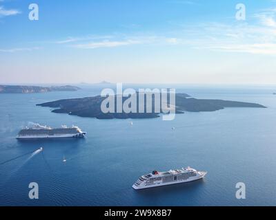 Navi da crociera presso la caldera viste da Fira, Santorini o Thira Island, Cicladi, Grecia Foto Stock