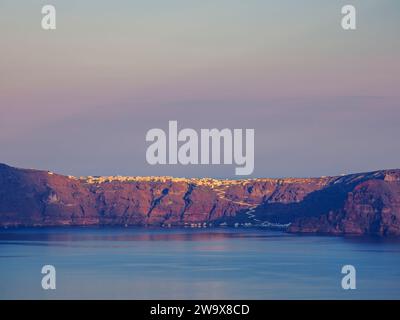 Isola di Thirasia all'alba, vista da Fira, Santorini o Thira, Cicladi, Grecia Foto Stock