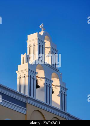 Tre campane di Fira, iconica chiesa con cupola blu vista dettagliata, Fira, Santorini o Thira, Cicladi, Grecia Foto Stock