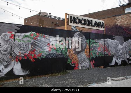 Benvenuto all'insegna di Hochelaga e al murale di cavalli alati in Ontario Street a Montreal, Quebec, Canada Foto Stock