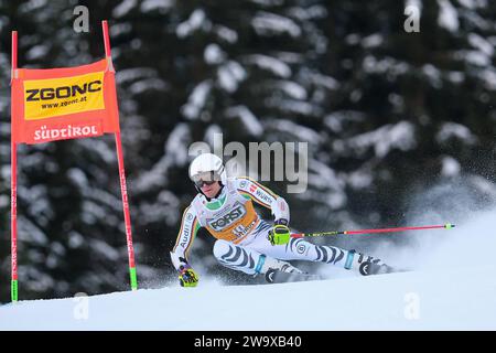 Alexander Schmid (GER) gareggia durante la Coppa del mondo di sci alpino Audi FIS, MenÕs Giant Slalom Race sulla pista Gran Risa, alta Badia il 17 dicembre 2023, Foto Stock