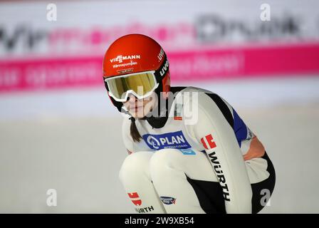 Garmisch Partenkirchen, Deutschland. 30 dicembre 2023. Garmisch-Partenkirchen, Deutschland 30. Dezember 2023: Two Nights Tour, FIS Skisprung Weltcup Damen, Skispringen, Garmisch-Partenkirchen, Olympiaschanze FREITAG Selina (GER) im Auslauf Credit: dpa/Alamy Live News Foto Stock