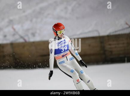 Garmisch Partenkirchen, Deutschland. 30 dicembre 2023. Garmisch-Partenkirchen, Deutschland 30. Dezember 2023: Two Nights Tour, FIS Skisprung Weltcup Damen, Skispringen, Garmisch-Partenkirchen, Olympiaschanze FREITAG Selina (GER) beim Ausschwingen im Auslauf Credit: dpa/Alamy Live News Foto Stock