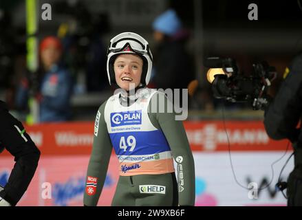 Garmisch Partenkirchen, Deutschland. 30 dicembre 2023. Garmisch-Partenkirchen, Deutschland 30. Dezember 2023: Two Nights Tour, FIS Skisprung Weltcup Damen, Skispringen, Garmisch-Partenkirchen, Olympiaschanze MAURER Nicole (CAN) Kopf, Oberkörper, lächeln Credit: dpa/Alamy Live News Foto Stock