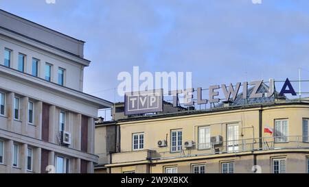 Varsavia, Polonia. 29 dicembre 2023. Segnaletica sulla facciata dell'edificio. TVP Telewizja Polska (televisione polacca). Il logo dell'emittente pubblica. Foto Stock