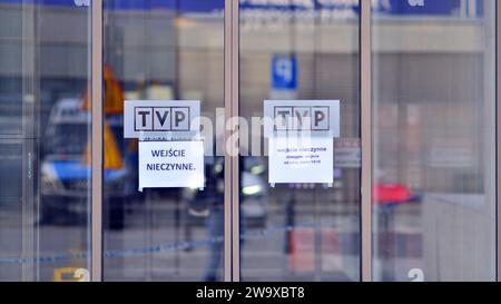 Varsavia, Polonia. 29 dicembre 2023. Un cartello sulla porta che informa sulle porte chiuse. Il logo della TVP (televisione pubblica polacca) sulla porta d'ingresso. Foto Stock