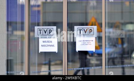 Varsavia, Polonia. 29 dicembre 2023. Un cartello sulla porta che informa sulle porte chiuse. Il logo della TVP (televisione pubblica polacca) sulla porta d'ingresso. Foto Stock