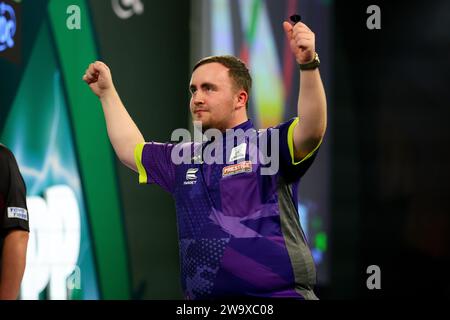 Alexandra Palace, Londra, Regno Unito. 30 dicembre 2023. 2023/24 PDC Paddy Power World Darts Championships Day 13 sessione serale; Luke Littler festeggia dopo aver sconfitto Raymond van Barneveld per raggiungere i quarti di finale credito: Action Plus Sports/Alamy Live News Foto Stock