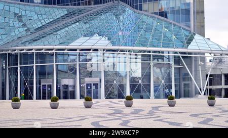 Varsavia, Polonia. 29 dicembre 2023. L'ingresso principale della sede centrale di Telewizja Polska TVP in via Woronicza. Foto Stock