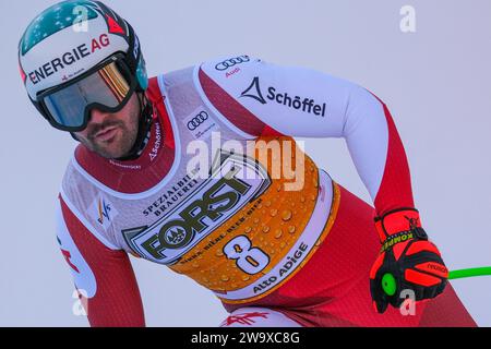 Vincent Kriechmayr (AUT) gareggia durante la Coppa del mondo di sci alpino Audi FIS, MenÕs gara di Downhill sul Saslong Slope in Val Gardena il 16 dicembre 2023, Foto Stock