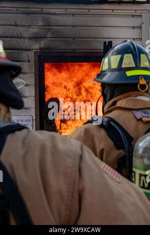 I vigili del fuoco si avvicinano a una combustione controllata durante un evento di addestramento multi-componente tra il 137th Special Operations Wing e il 507th Civil Engineer Squadron Fire and Emergency Services units, 8 settembre 2023, presso Tinker Air Force base, Oklahoma City. I vigili del fuoco conducevano in modo sicuro le esercitazioni di combustione dal vivo come parte dei loro obiettivi di formazione annuali e simulavano il lavoro con più reparti in uno scenario reale. (U.S. Air National Guard foto di Airman 1st Class Erika Chapa) Foto Stock