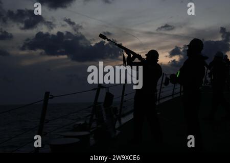 231220-N-AL206-1063 MAR MEDITERRANEO (20 dicembre 2023) Fire Controlman di seconda classe Lucas Abram, assegnato al cacciatorpediniere guidato-missile classe Arleigh Burke USS Thomas Hudner (DDG 116), lancia una linea di tiro durante un rifornimento in mare mentre è in corso nel Mar Mediterraneo, 20 dicembre 2023. Thomas Hudner fa parte del Gerald R. Ford Carrier Strike Group e attualmente opera nella 6th Fleet area of Operations degli Stati Uniti, sotto la direzione del Segretario della difesa. Gli Stati Uniti mantengono forze schierate in avanti, pronte e posturate per scoraggiare l'aggressione e sostenere la sicurezza e la stabilità intorno alla bacchetta Foto Stock