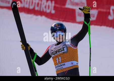 James Crawford (CAN) gareggia durante la Coppa del mondo di sci alpino Audi FIS, MenÕs gara di Downhill sulla Saslong Slope in Val Gardena il 16 dicembre 2023, in Val Gardena Foto Stock