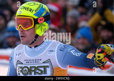 Christof Innerhofer (ITA) gareggia durante la Coppa del mondo di sci alpino Audi FIS, MenÕs Downhill Race sul Saslong Slope in Val Gardena il 16 dicembre 2023, Foto Stock