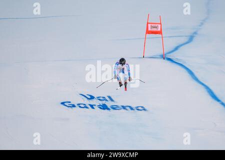 Cyprien Sarrazin (fra) gareggia durante la Coppa del mondo di sci alpino Audi FIS, MenÕs gara di Downhill sul Saslong Slope in Val Gardena il 16 dicembre 2023, va Foto Stock