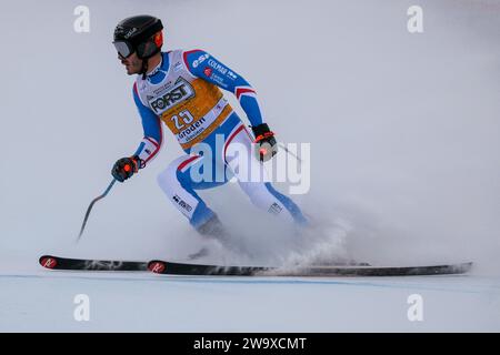 Cyprien Sarrazin (fra) gareggia durante la Coppa del mondo di sci alpino Audi FIS, MenÕs gara di Downhill sul Saslong Slope in Val Gardena il 16 dicembre 2023, va Foto Stock