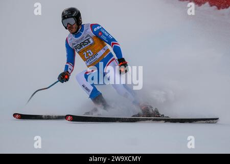 Cyprien Sarrazin (fra) gareggia durante la Coppa del mondo di sci alpino Audi FIS, MenÕs gara di Downhill sul Saslong Slope in Val Gardena il 16 dicembre 2023, va Foto Stock