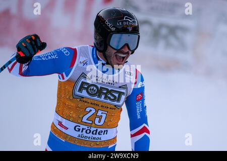 Cyprien Sarrazin (fra) gareggia durante la Coppa del mondo di sci alpino Audi FIS, MenÕs gara di Downhill sul Saslong Slope in Val Gardena il 16 dicembre 2023, va Foto Stock