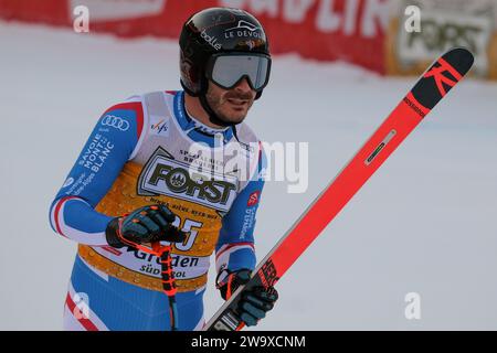 Cyprien Sarrazin (fra) gareggia durante la Coppa del mondo di sci alpino Audi FIS, MenÕs gara di Downhill sul Saslong Slope in Val Gardena il 16 dicembre 2023, va Foto Stock