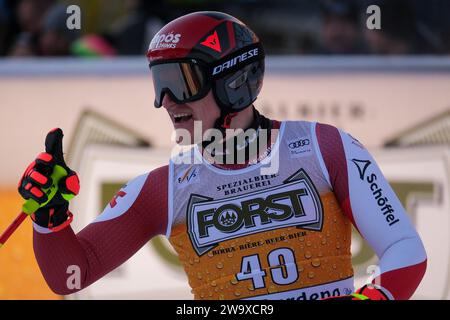 Stefan Babinsky (AUT) gareggia durante la Coppa del mondo di sci alpino Audi FIS, MenÕs gara di Downhill sulla Saslong Slope in Val Gardena il 16 dicembre 2023, Val Gardena Foto Stock