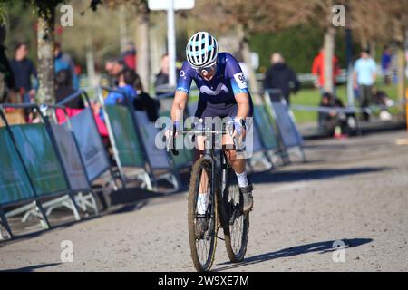 Villaviciosa, Spagna. 30 dicembre 2023. La ciclista del Movistar Team Alicia Gonzalez (98) in solitaria guidando la gara durante la corsa femminile d'élite del circuito Mayador Cyclocross, il 30 dicembre 2023, a Villaviciosa, in Spagna. (Foto di Alberto Brevers/Pacific Press) Credit: Pacific Press Media Production Corp./Alamy Live News Foto Stock