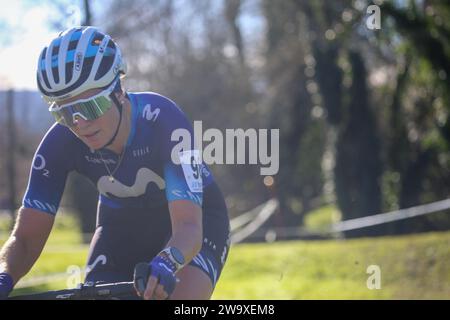 Villaviciosa, Asturie, Spagna. 30 dicembre 2023. Villaviciosa, Spagna, 30 dicembre 2023: La ciclista del Movistar Team Alicia Gonzalez (98) in solitaria guida la gara durante la corsa femminile d'élite del circuito Mayador Cyclocross, il 30 dicembre 2023, a Villaviciosa, in Spagna. (Immagine di credito: © Alberto Brevers/Pacific Press via ZUMA Press Wire) SOLO USO EDITORIALE! Non per USO commerciale! Foto Stock