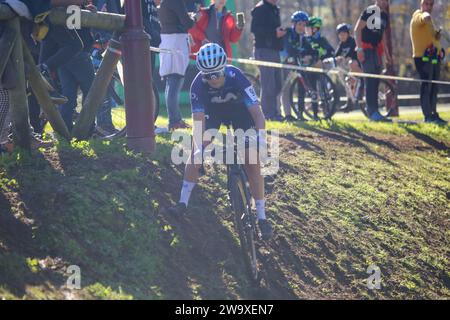 Villaviciosa, Asturie, Spagna. 30 dicembre 2023. Villaviciosa, Spagna, 30 dicembre 2023: La ciclista del Movistar Team Alicia Gonzalez (98) in solitaria guida la gara durante la corsa femminile d'élite del circuito Mayador Cyclocross, il 30 dicembre 2023, a Villaviciosa, in Spagna. (Immagine di credito: © Alberto Brevers/Pacific Press via ZUMA Press Wire) SOLO USO EDITORIALE! Non per USO commerciale! Foto Stock